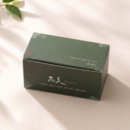 Coffret découverte de thés japonais Shôbi fermé, dans son emballage cadeau vert avec logo de la marque.