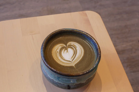 Les bienfaits du thé Hojicha : 5 qualités réconfortantes qui en font la boisson idéale pour la relaxation