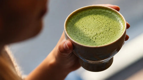 Bol de thé matcha japonais accompagné d'une cuillère en bambou pour mesurer la quantité de matcha à consommer.