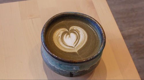 Hojicha Latte préparé avec du Hojicha en poudre