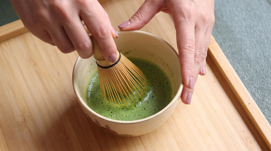 Préparation du Matcha avec un fouet en bambou chasen