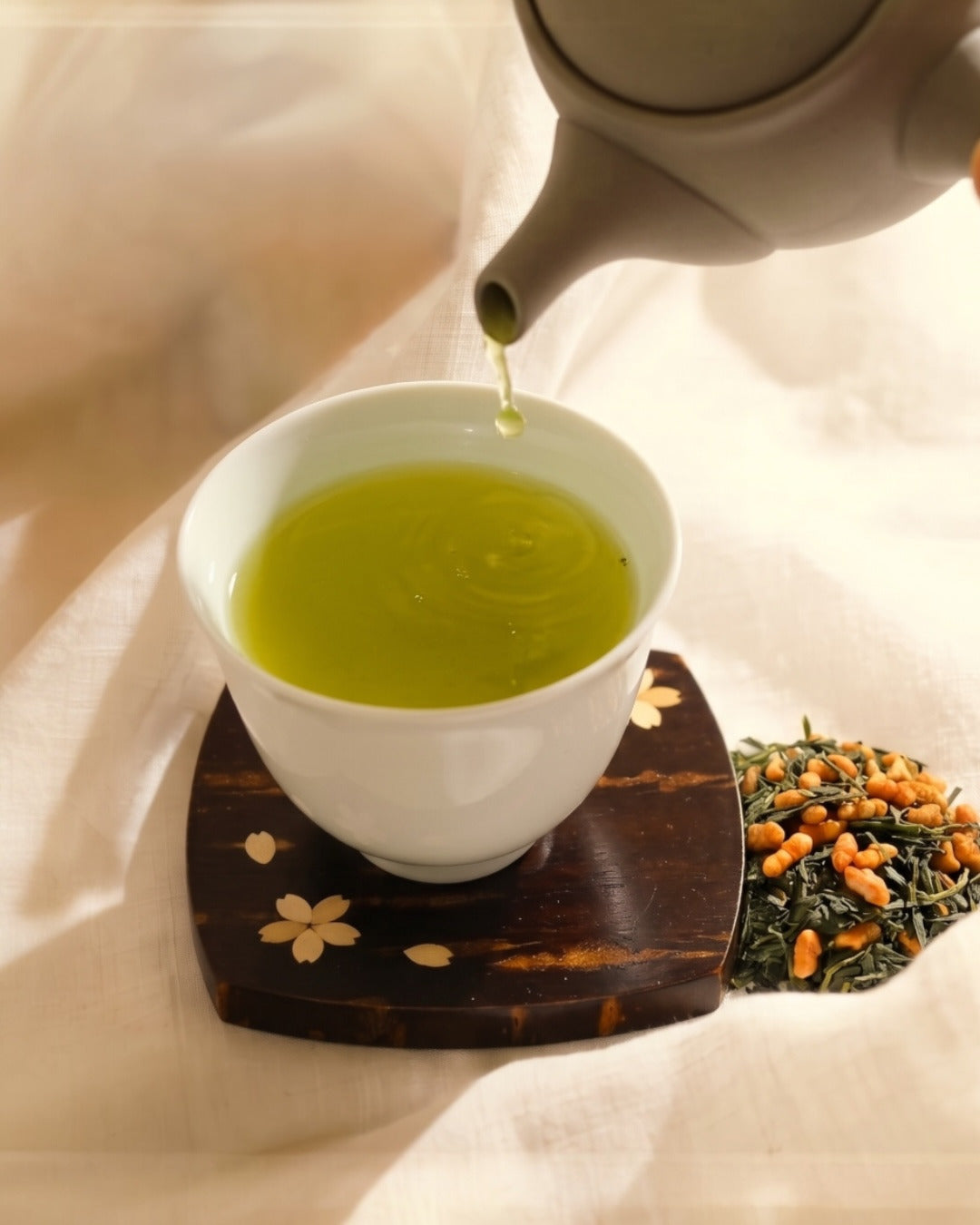 Tasse de Genmaicha doré accompagnée d'une soucoupe japonaise, moment de dégustation