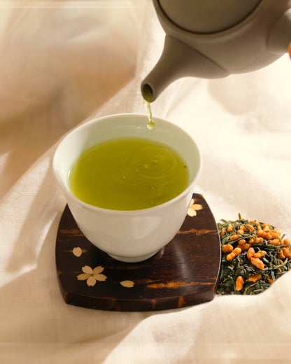 Tasse de Genmaicha doré accompagnée d'une soucoupe japonaise, moment de dégustation