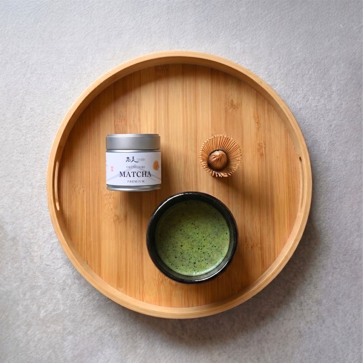 Préparation du thé Matcha Okumidori Premium avec un fouet chasen