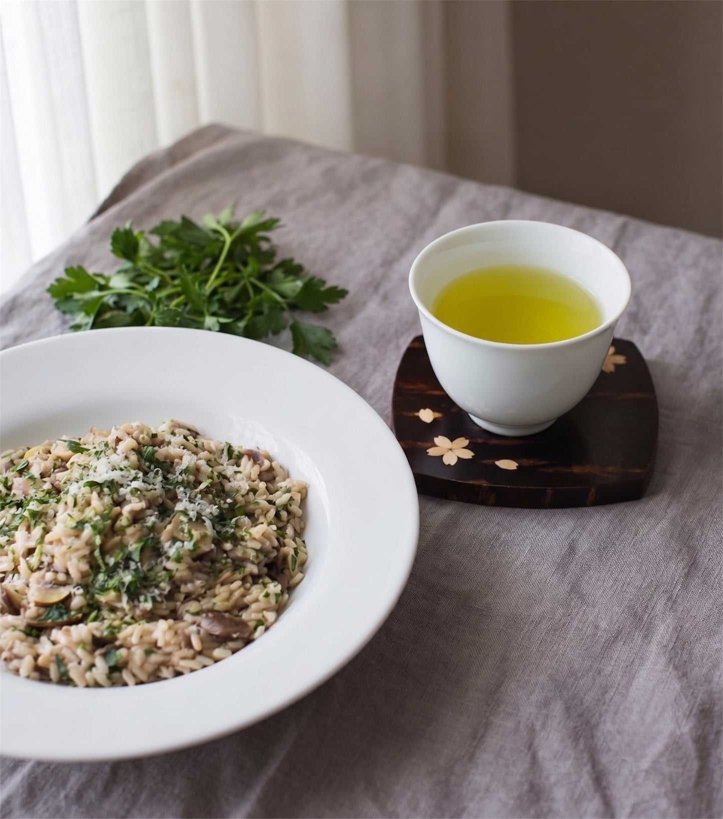 Genmaicha servi en accompagnement d'un plat japonais, thé vert et riz grillé