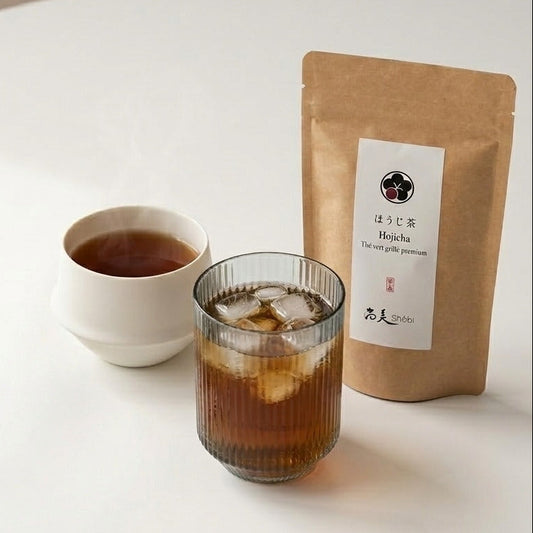 Sachet de thé hojicha Shôbi et tasse de thé infusé sur une table blanche