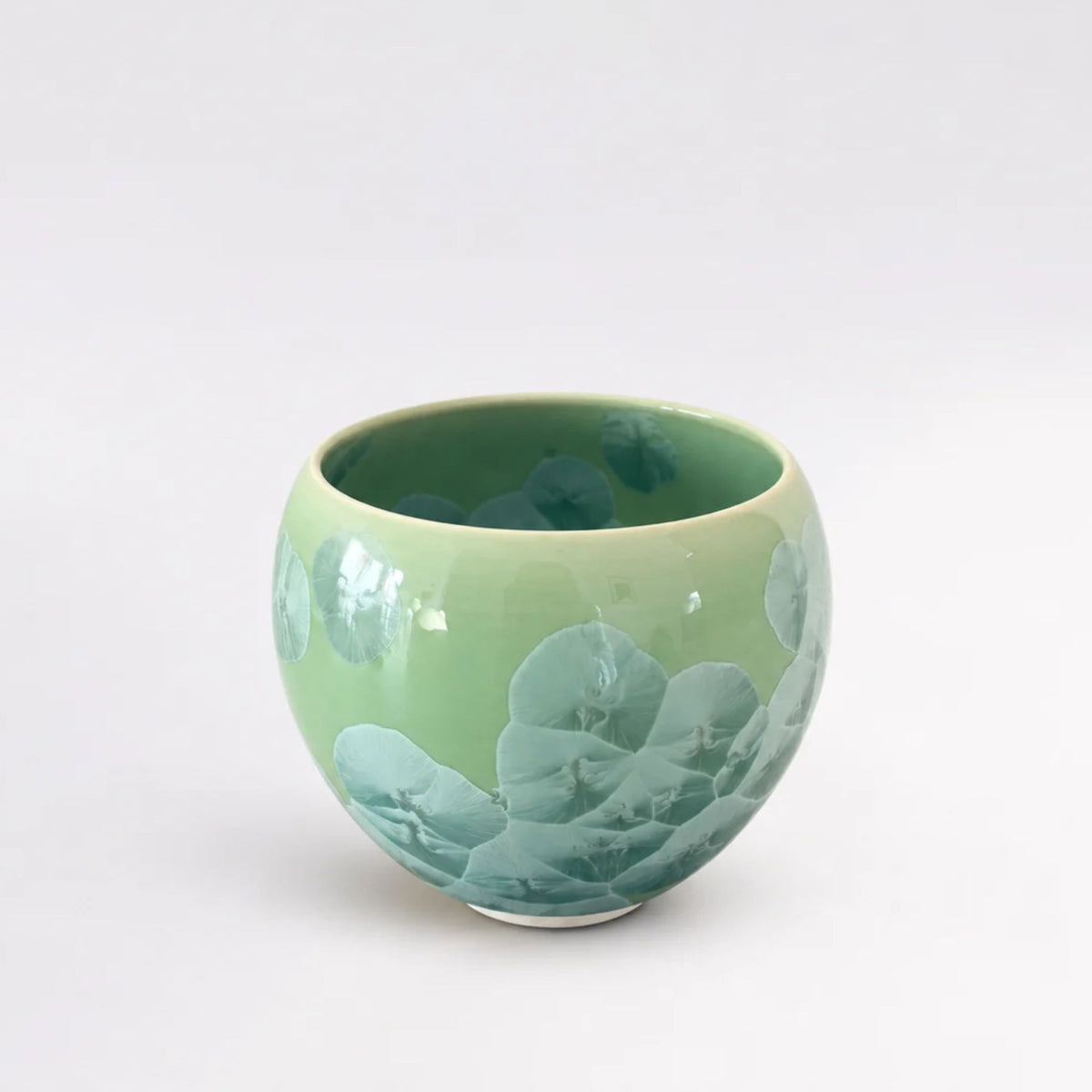 Tasse à thé japonaise en porcelaine vert céladon, décor floral Hana Kessho, fabriquée à Kyoto par le four Touan.
 Copier le texte ALT