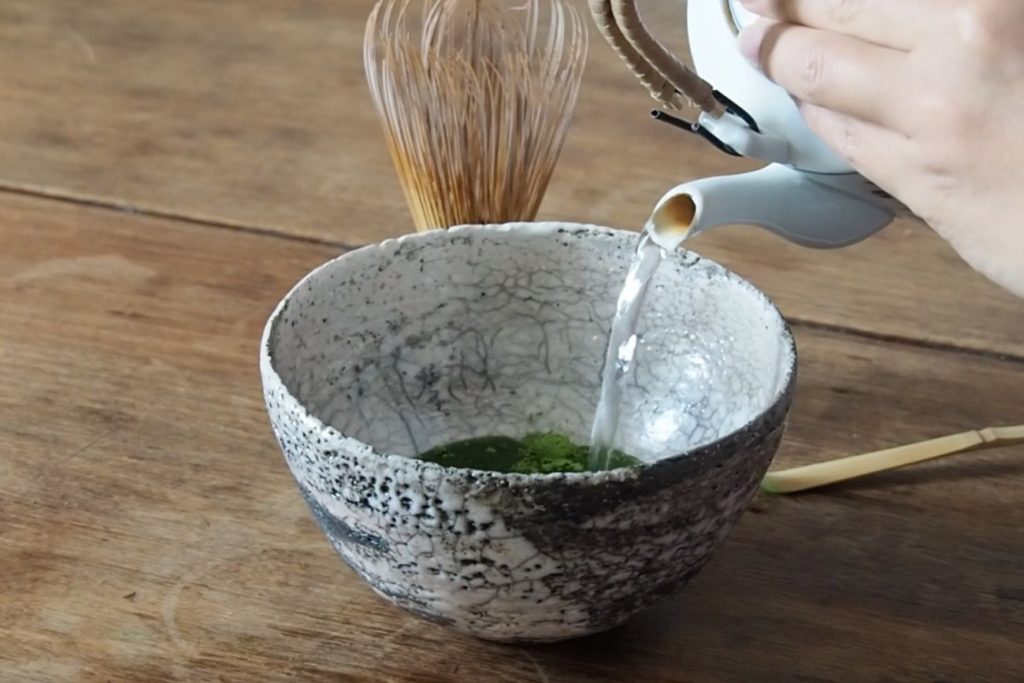 Préparation du thé matcha