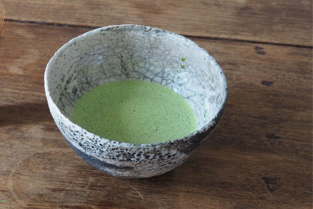Préparation du thé matcha