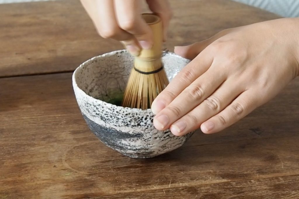 Préparation du thé matcha