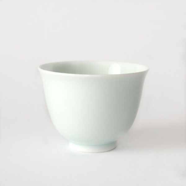 Tasse en porcelaine Hasami-yaki de Toubo Tasse en porcelaine Hasami-yaki de Toubo AO “Seihakuji“